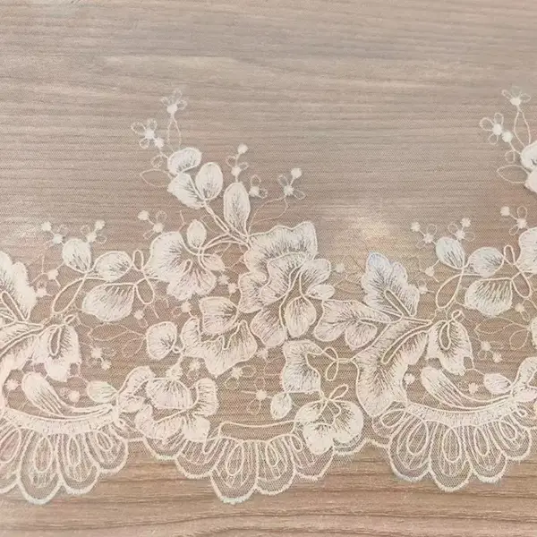 Klassik Exquisite Mesh Polyester Qadın geyimləri üçün naxışlı krujeva
